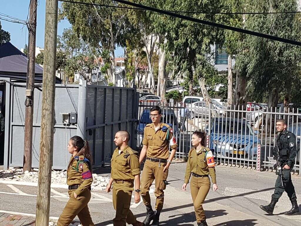 אלאור אזריה בדרך לבית הדין. | יוחאי עופר