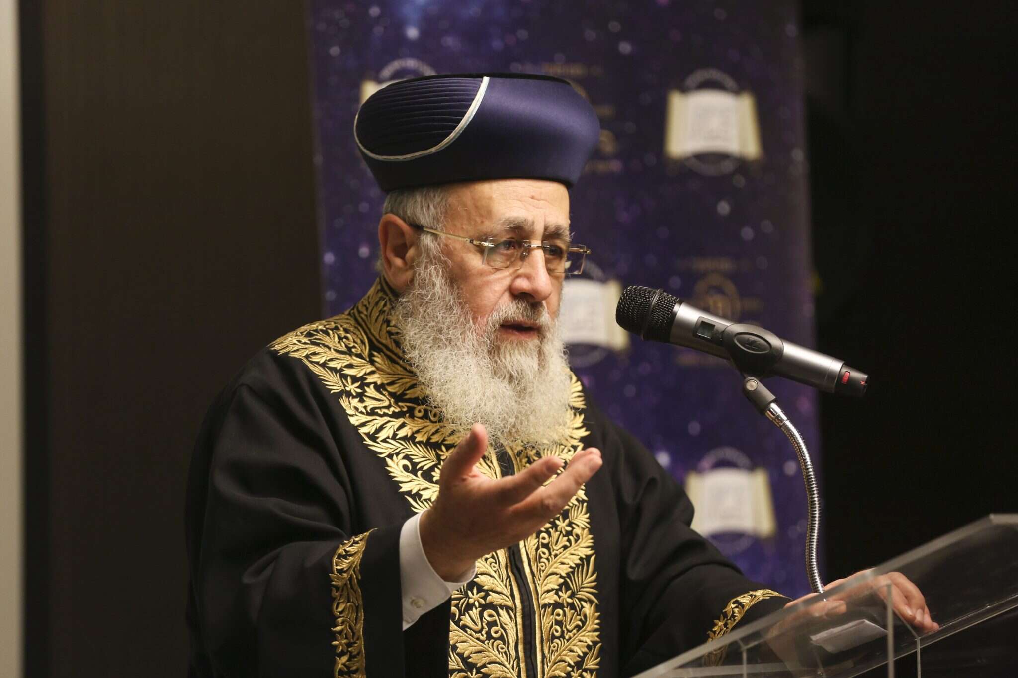 הרב יצחק יוסף בכנס המרכזי של 'מרכז רבני אירופה'. | איציק בלניצקי