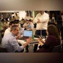 מתכנתים חרדים במרתון תיכנות במשרדי פייסבוק. | אריק סולטן