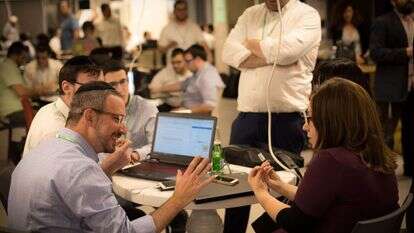 מתכנתים חרדים במרתון תיכנות במשרדי פייסבוק. | אריק סולטן