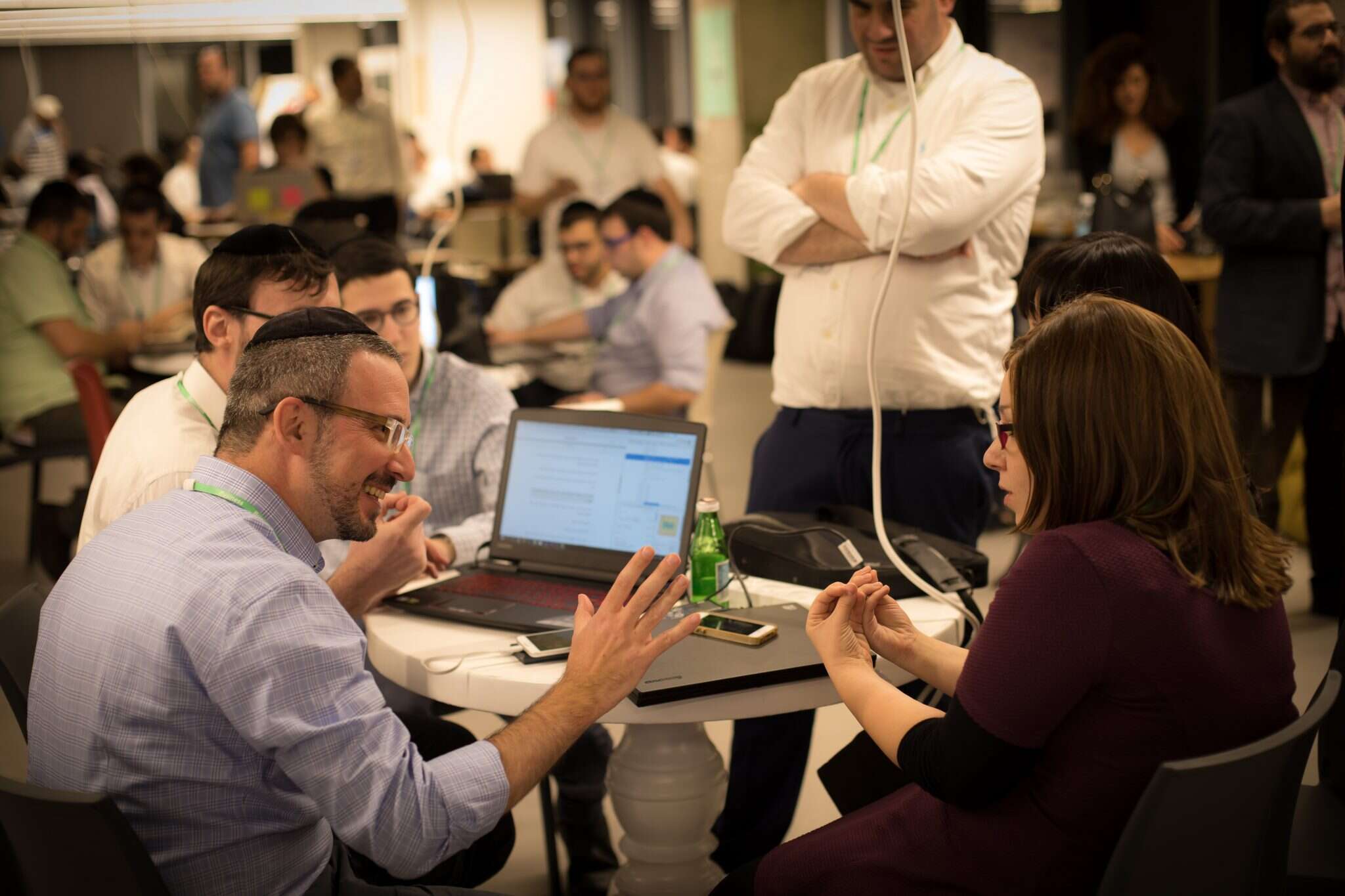 מתכנתים חרדים במרתון תיכנות במשרדי פייסבוק. | אריק סולטן