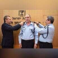 המפכ''ל רוני אלשיך והשר לביטחון הפנים גלעד ארדן מעניקים דרגה למפקד להב החדש ניצב יגאל בן שלום. | דוברות המשטרה