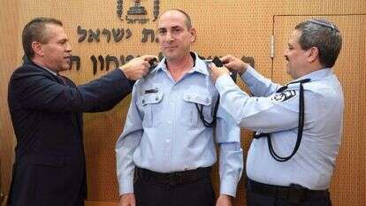 המפכ''ל רוני אלשיך והשר לביטחון הפנים גלעד ארדן מעניקים דרגה למפקד להב החדש ניצב יגאל בן שלום. | דוברות המשטרה