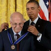 דניאל כהנמן מקבל את מדליית החירות הנשיאותית מהנשיא אובמה, 2013. | EPA