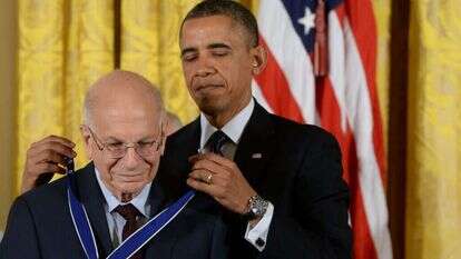 דניאל כהנמן מקבל את מדליית החירות הנשיאותית מהנשיא אובמה, 2013. | EPA