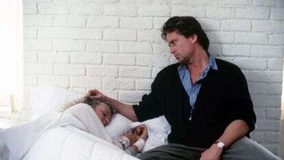 גלן קלוז ומייקל דאגלס ב"חיזור גורלי", ארה"ב, 1987. | באדיבות YES