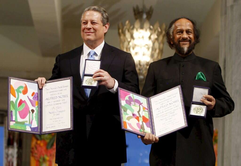 אל גור (משמאל) מקבל פרס נובל לשלום. | EPA אל גור (משמאל) מקבל פרס נובל לשלום. | EPA