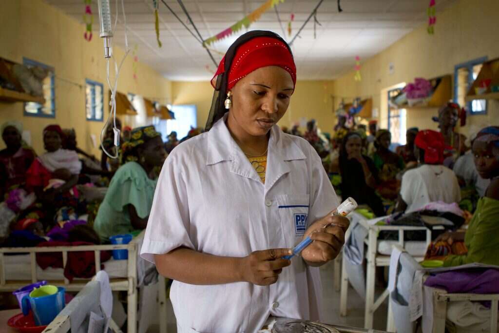 מתן טיפול לחולי מלריה במרכז רפואי בניגריה. | EPA מתן טיפול לחולי מלריה במרכז רפואי בניגריה. | EPA