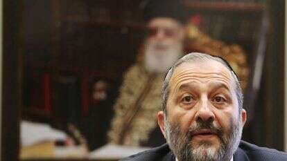 אריה דרעי. ברקע: תמונתו של הרב עובדיה יוסף ז''ל. | מרים צחי