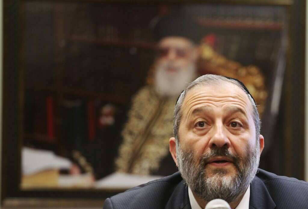 אריה דרעי. ברקע: תמונתו של הרב עובדיה יוסף ז''ל. | מרים צחי אריה דרעי. ברקע: תמונתו של הרב עובדיה יוסף ז''ל. | מרים צחי