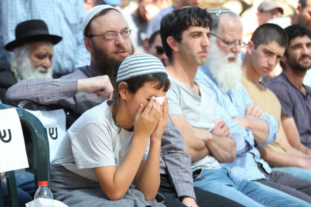 הלווייתו של עדיאל קולמן ז''ל שנרצח בפיגוע הדקירה בעיר העתיקה התקיימה בבית העלמין ביישוב כוכב השחר. | הלל מאיר/TPS