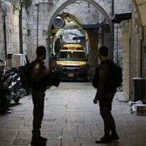 שוטרים בזירת הפיגוע בעיר העתיקה. | EPA