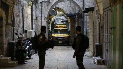 שוטרים בזירת הפיגוע בעיר העתיקה. | EPA