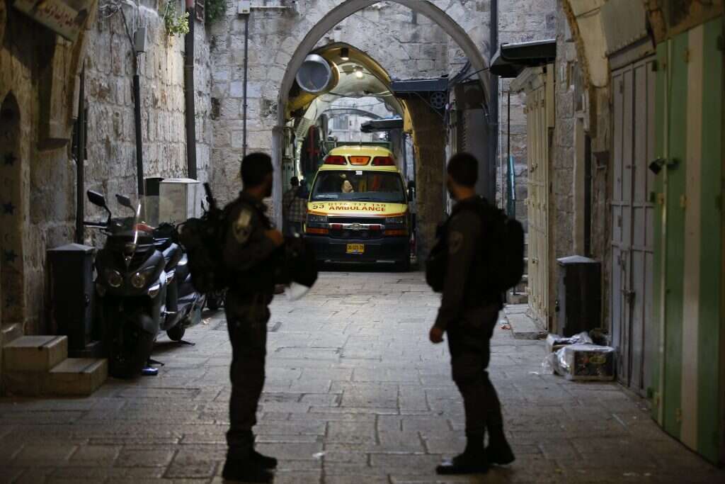 שוטרים בזירת הפיגוע בעיר העתיקה. | EPA