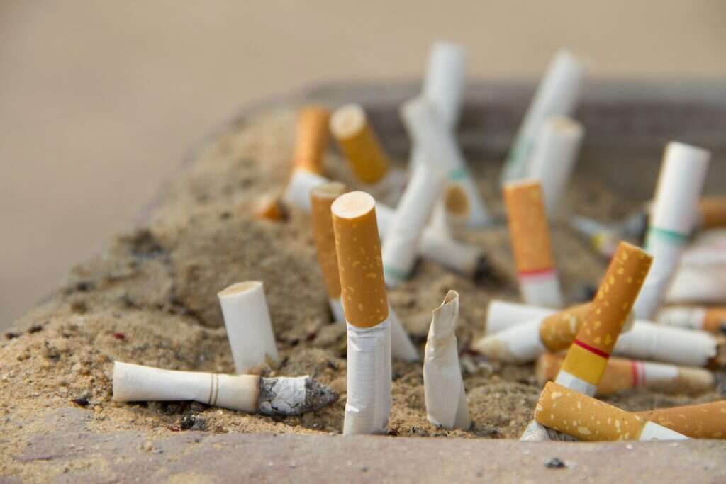 בדלי סיגריות. | שאטרסטוק