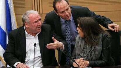 ניר ברקת ודודי אמסלם בישיבת סיעת הליכוד. דיל? | אורן בן חקון