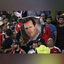 אוהדים סורים עם כרזה שנושאת את דמותו של אסד. | AP אוהדים סורים עם כרזה שנושאת את דמותו של אסד. | AP