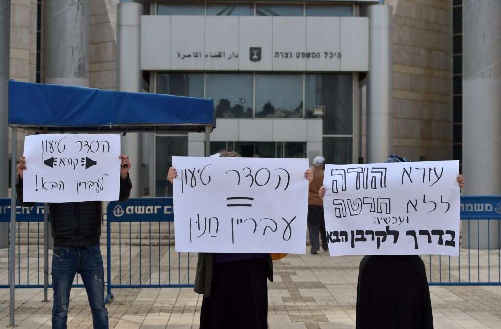 נפגעות שיינברג מפגינות מחוץ לבית המשפט במהלך גזר דינו. | גיל אליהו, ג'יני