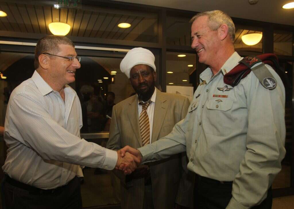 מפקד חיל האוויר לשעבר אלוף במילואים אליעזר שקדי והרמטכ"ל הקודם בני גנץ. | מרים צחי