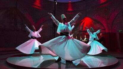 ריקוד הדרווישים המחוללים הצופים, תורכיה, 2013. | שאטרסטוק