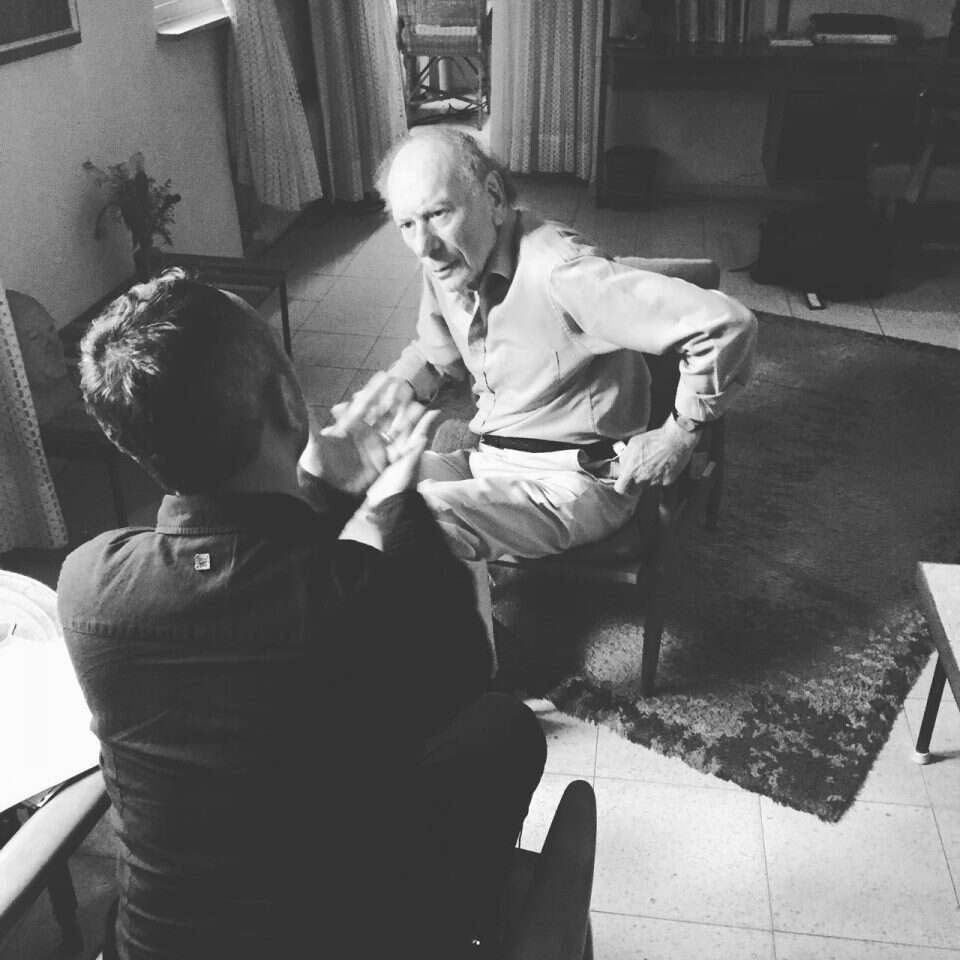 דוד דרעי מראיין את פרופ' אלישע אפרת, מתוך הסדרה. | יח"צ