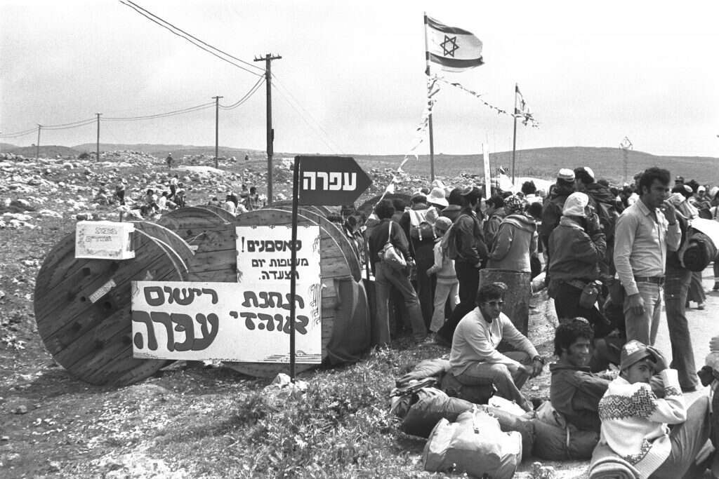 עצירה בעפרה בצעדת גוש אמונים ליריחו, 1976. | משה מילנר, לע"מ