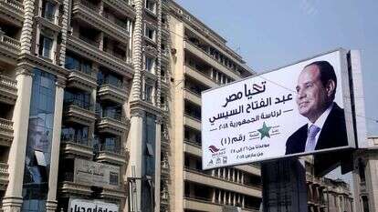 כרזה עם דיוקנו של הנשיא א-סיסי במצרים. | AP