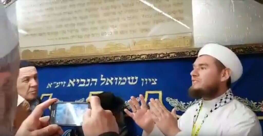 איש הדת הטורקי ג'וביילי אמט הוג'ה. | מסך: ערוץ יוטיוב Yusuf Salih