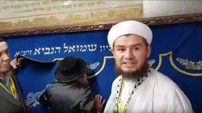 איש הדת הטורקי ג'וביילי אמט הוג'ה. | מסך: ערוץ יוטיוב Yusuf Salih