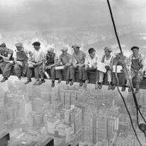 ארוחת צהריים על גורד שחקים. | גטי אימג'ס