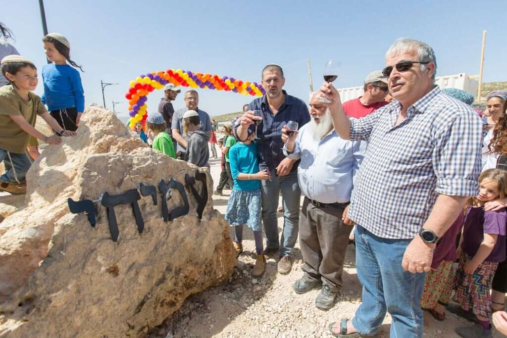 אבי רואה ואביחי בוארון בעמיחי. | הלל מאיר, TPS