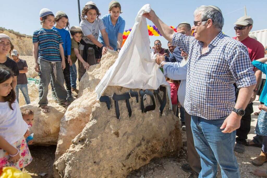 אבי רואה חונך את שלט הכניסה של היישוב עמיחי. | הלל מאיר, TPS