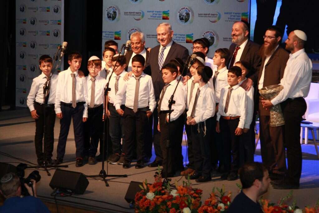 בנימין נתניהו והשר דרעי יחד עם בני ביטון בוועידת הנגב. | בני אלבד ופטריק מזוז