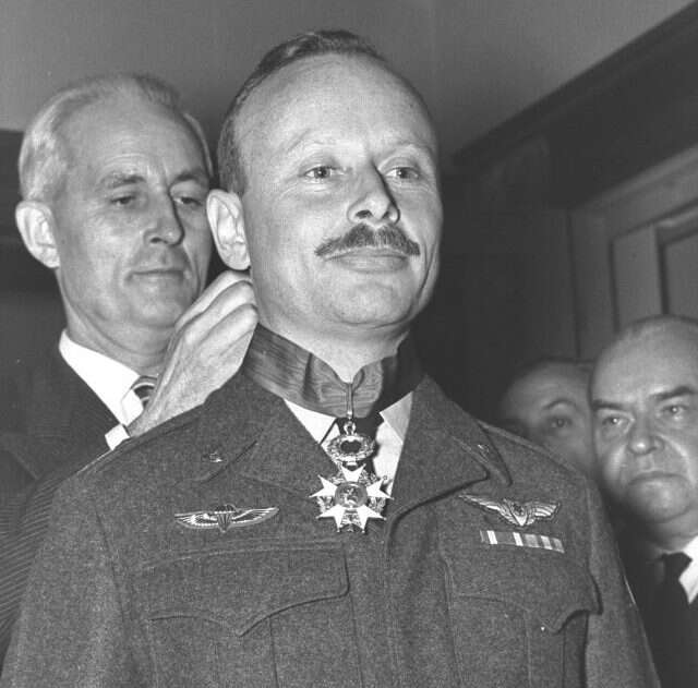 דן טולקובסקי כמפקד חיל האוויר. | פין הנס, לע"מ