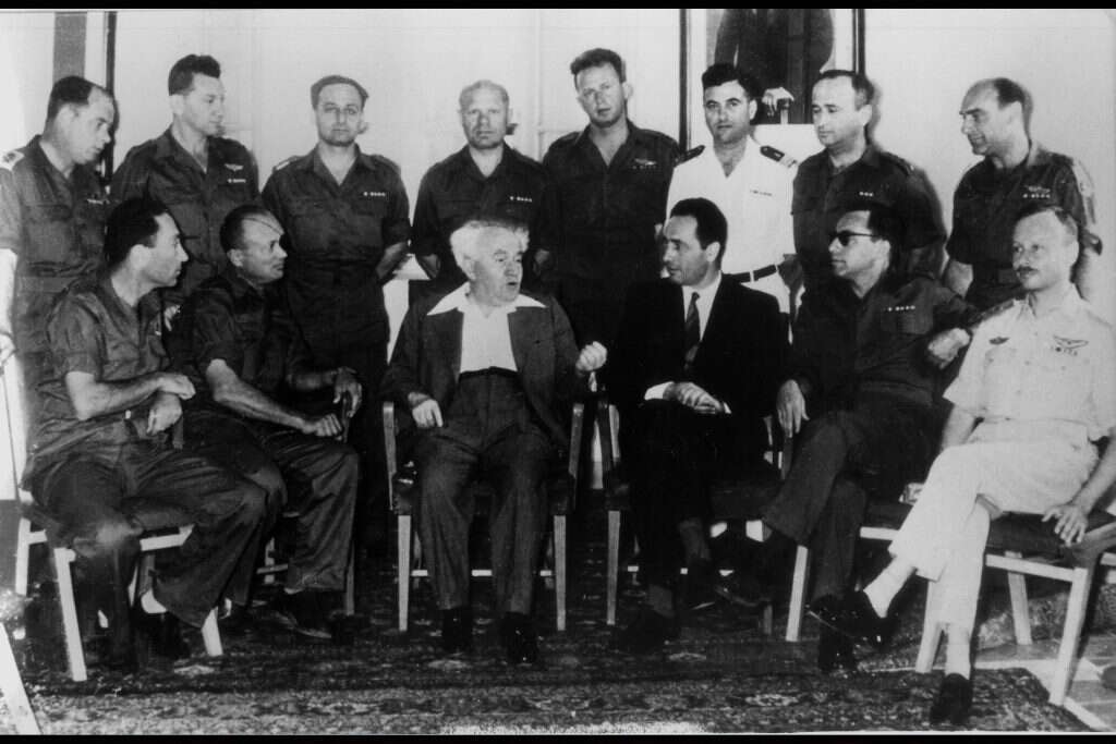 דוד בן גוריון עם קציני המטכ"ל. | לע"מ