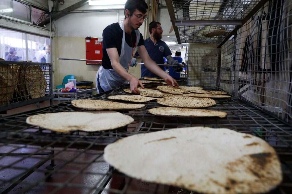 לכבוד ליל הסדר: הכנת מצות שמורות לפסח במאפייה בכפר חב"ד. | AFP