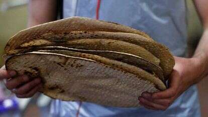 הכנת מצות שמורות לפסח במאפייה בכפר חב"ד. | AFP