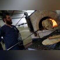 לכבוד ליל הסדר: הכנת מצות שמורות לפסח במאפייה בכפר חב"ד. | AFP