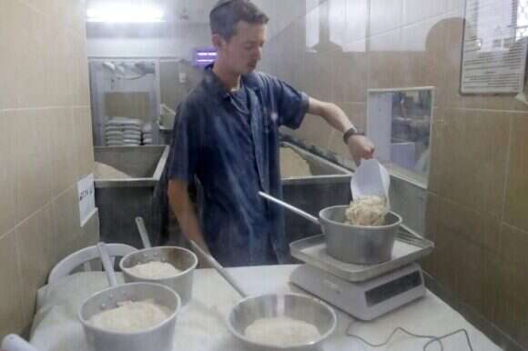 לכבוד ליל הסדר: הכנת מצות שמורות לפסח במאפייה בכפר חב"ד. | AFP