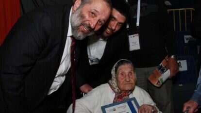 השר דרעי עם מקבלת האות זמירה בת 104 בוועידת הנגב. | בני אלבז ופטריק מזוז