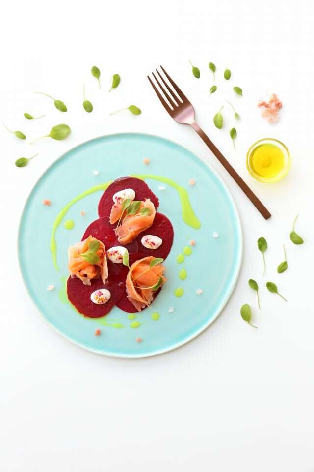 פורל כבוש עם קרפצ'יו סלק עם רוטב חזרת שום. | אפרת ליכטנשטט