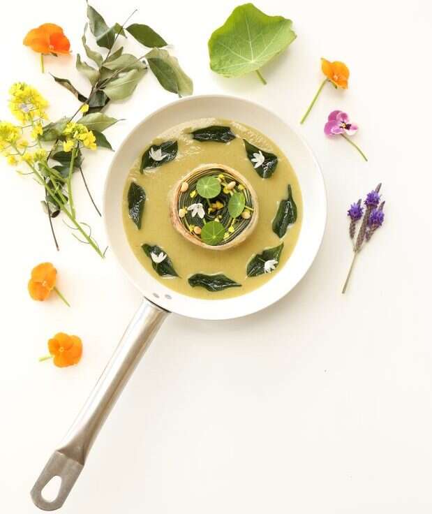 מרק קישואים עם פרח זוקיני, צנוברים ועלי קארי מטוגנים. | אפרת ליכטנשטט