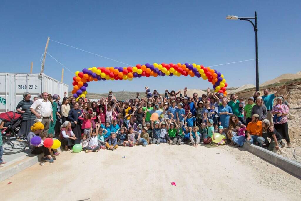 תושבי היישוב עמיחי חוגגים את כניסתם לבתיהם החדשים. | הלל מאיר, TPS