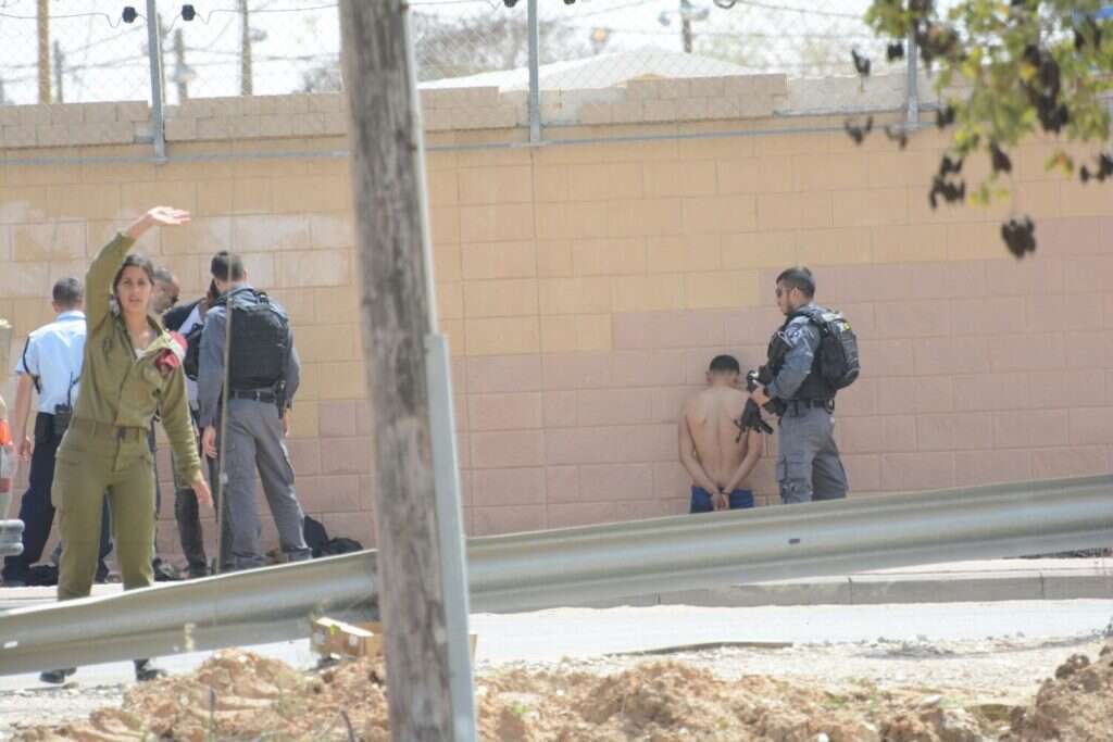 המחבל שנתפס ליד הבסיס לאחר שחדר את גבול עזה. | שמואל הס, TPS