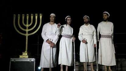 כהנים לבושים בבגדי כהונה כשרים תרגלו כבכול שנה את הקרבת קורבן הפסח. האירוע המסורתי התקיים במרכז דוידסון שבכותל הדרומי למרגלות הר הבית. | EPA