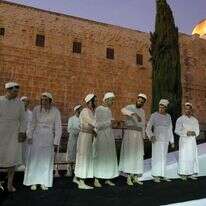 כהנים לבושים בבגדי כהונה כשרים תרגלו כבכול שנה את הקרבת קורבן הפסח. האירוע המסורתי התקיים במרכז דוידסון שבכותל הדרומי למרגלות הר הבית. | EPA כהנים לבושים בבגדי כהונה כשרים תרגלו כבכול שנה את הקרבת קורבן הפסח. האירוע המסורתי התקיים במרכז דוידסון שבכותל הדרומי למרגלות הר הבית. | EPA