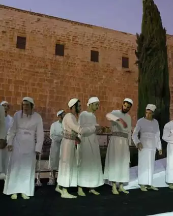 כהנים לבושים בבגדי כהונה כשרים תרגלו כבכול שנה את הקרבת קורבן הפסח. האירוע המסורתי התקיים במרכז דוידסון שבכותל הדרומי למרגלות הר הבית. | EPA