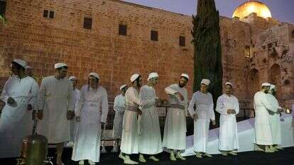 כהנים לבושים בבגדי כהונה כשרים תרגלו כבכול שנה את הקרבת קורבן הפסח. האירוע המסורתי התקיים במרכז דוידסון שבכותל הדרומי למרגלות הר הבית. | EPA