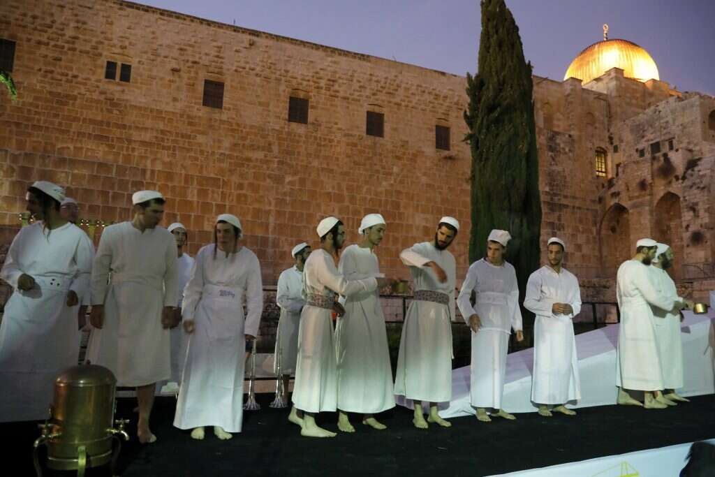 כהנים לבושים בבגדי כהונה כשרים תרגלו כבכול שנה את הקרבת קורבן הפסח. האירוע המסורתי התקיים במרכז דוידסון שבכותל הדרומי למרגלות הר הבית. | EPA