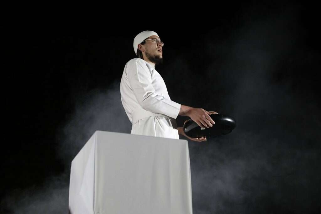 כהנים לבושים בבגדי כהונה כשרים תרגלו כבכול שנה את הקרבת קורבן הפסח. האירוע המסורתי התקיים במרכז דוידסון שבכותל הדרומי למרגלות הר הבית. | EPA